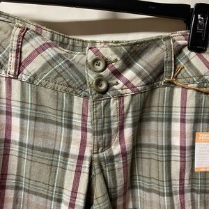 Nobo Bermuda shorts. Med-rise, 9 1/2” inseam. Green, white, burgundy Sz 9 JR